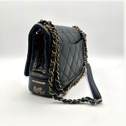 Chanel Single Flap Cuir d'agneau Noir - vue de trois quarts, sac et chaîne