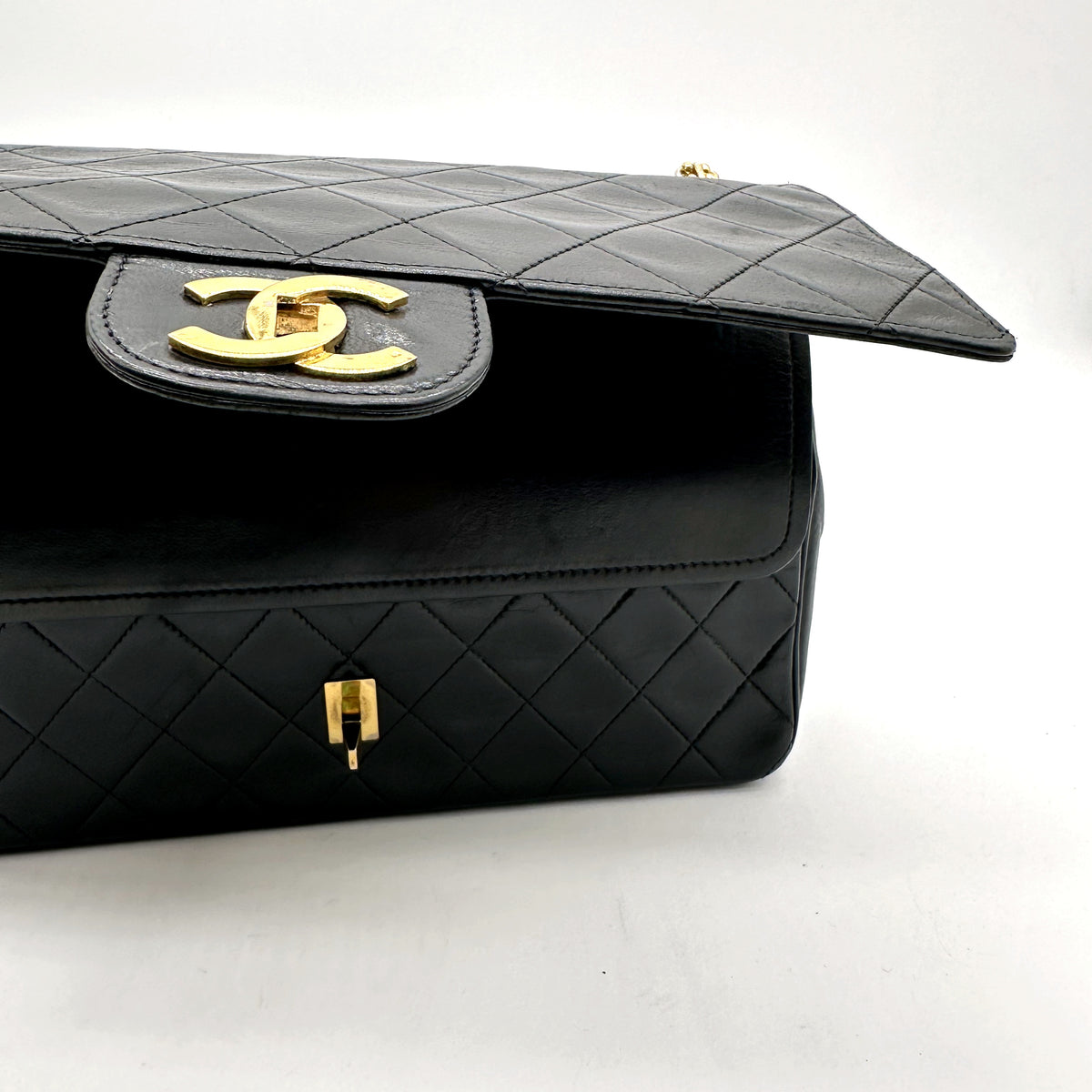 Chanel Timeless 25 cm Cuir d'agneau Noir - sac ouvert, rabat relevé