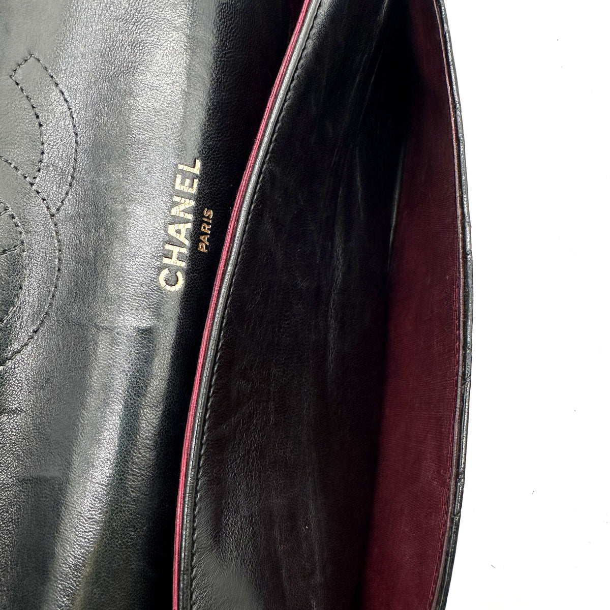 Chanel Timeless 25 cm Cuir d'agneau Noir - détail de l'intérieur du rabat et de la doublure