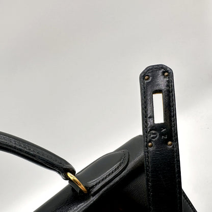Hermès Kelly 32 Cuir Box Calf Noir - détail du haut du sac et de l'attache d'anse