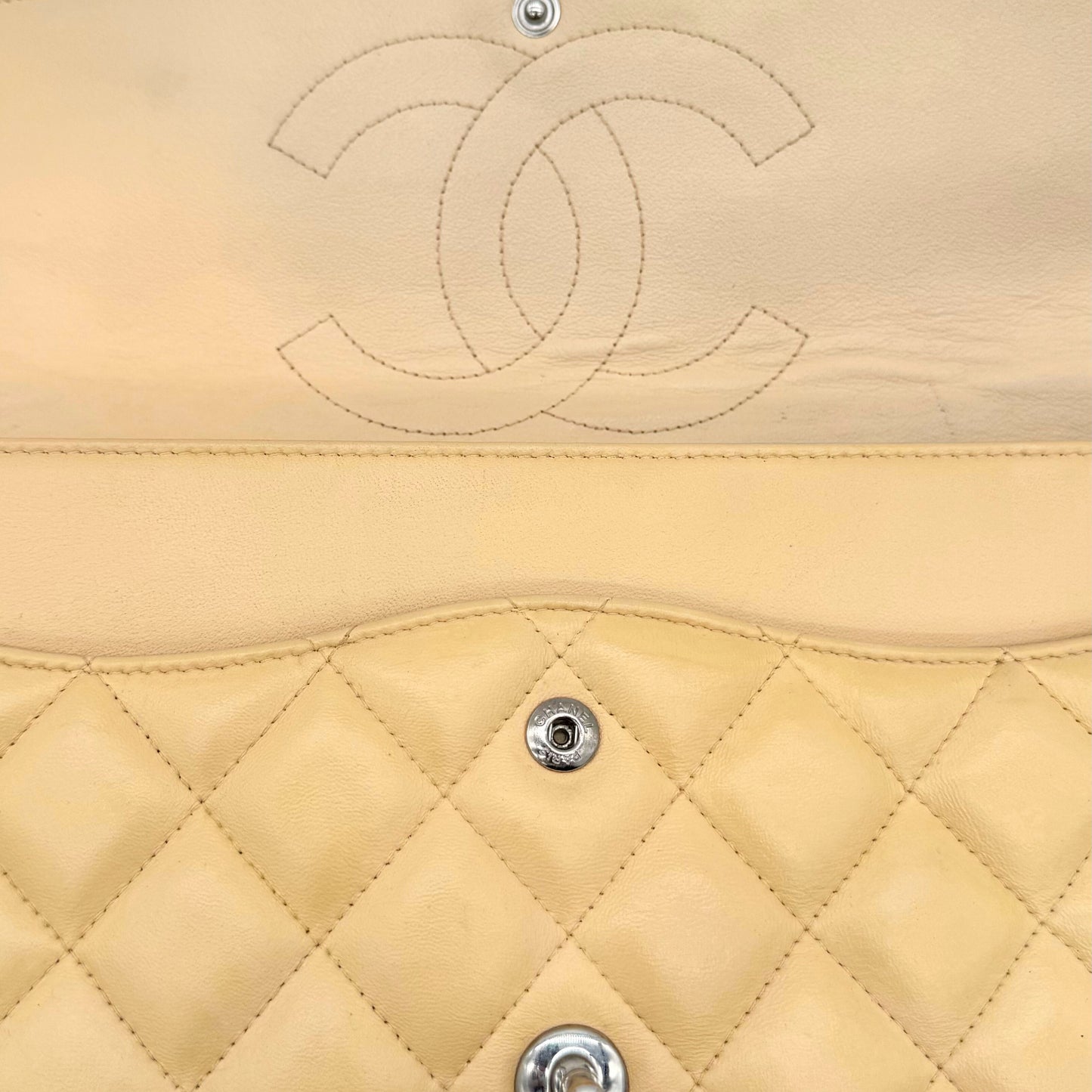 Chanel – Timeless Jumbo Double Flap 30 cm Cuir d’Agneau Beige