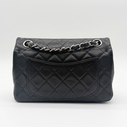 Chanel – Mini Timeless Matelassé 20 cm Cuir Caviar Noir