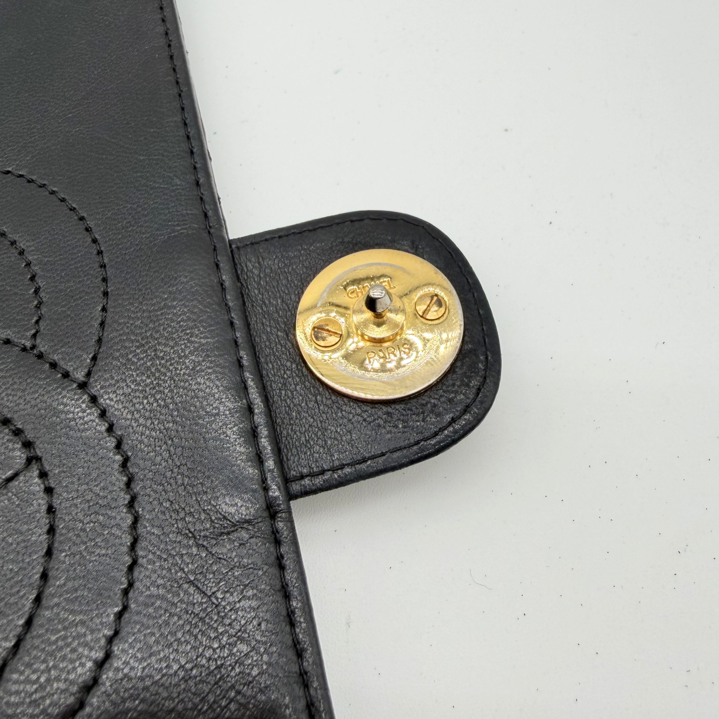 Chanel - Sac à Rabat Cuir Matelassé CC Doré Vintage