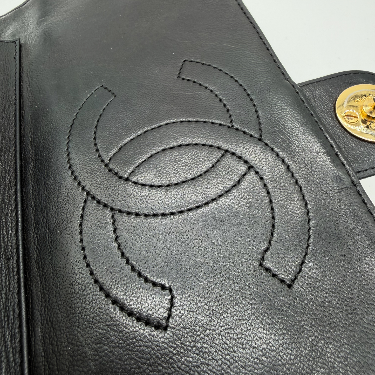 Chanel - Sac à Rabat Cuir Matelassé CC Doré Vintage