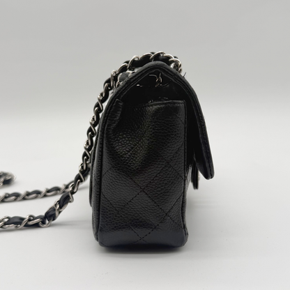 Chanel – Mini Timeless Matelassé 20 cm Cuir Caviar Noir