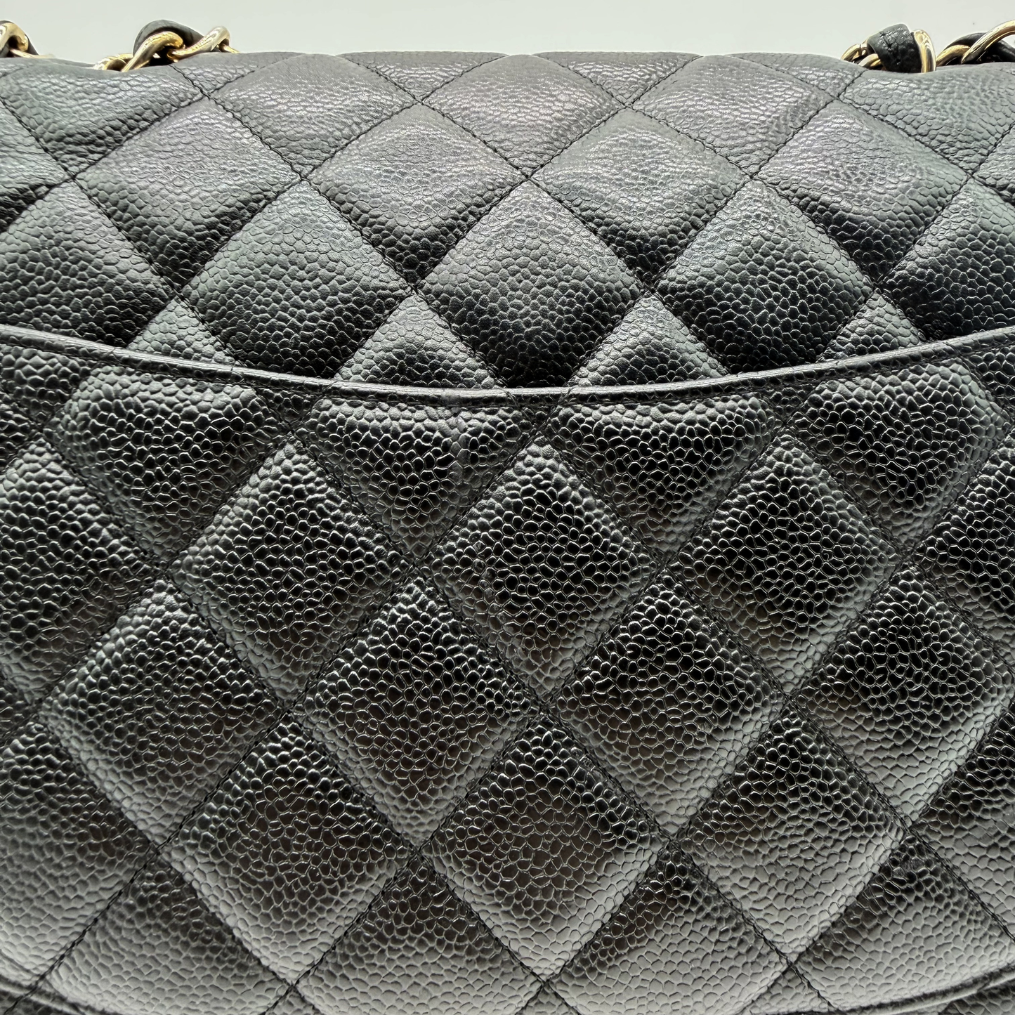 Chanel – Timeless Jumbo Simple Flap 30 cm Cuir Caviar Noir Doré