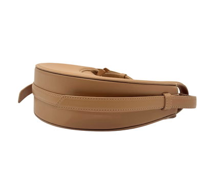 Polène – Sac demi-lune en cuir camel