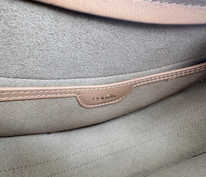 Polène – Sac demi-lune en cuir camel