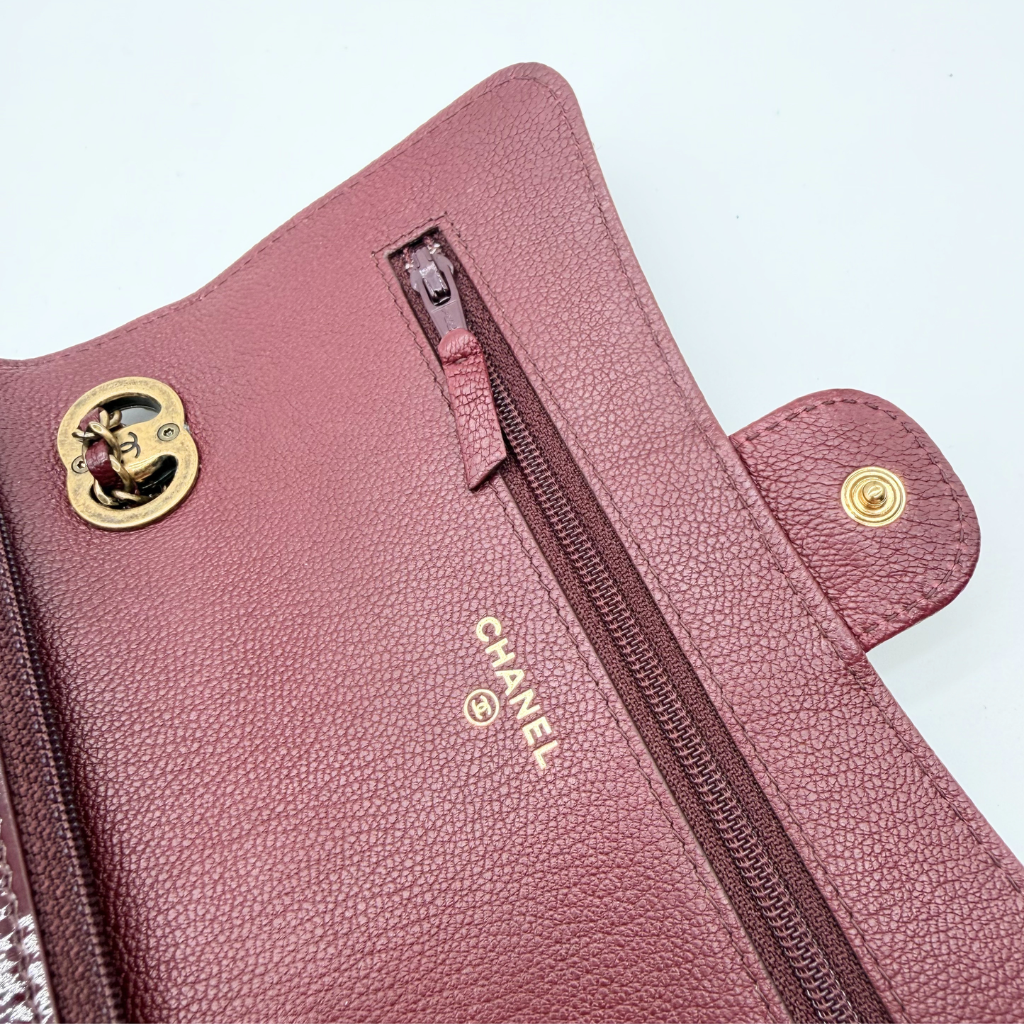 Chanel – Wallet on Chain Cuir Vernis Rouge Bordeaux