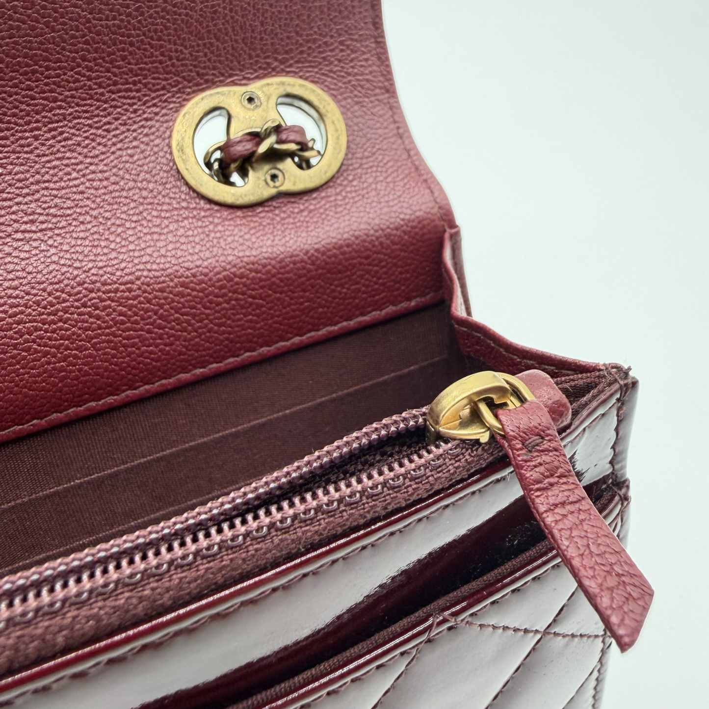 Chanel – Wallet on Chain Cuir Vernis Rouge Bordeaux