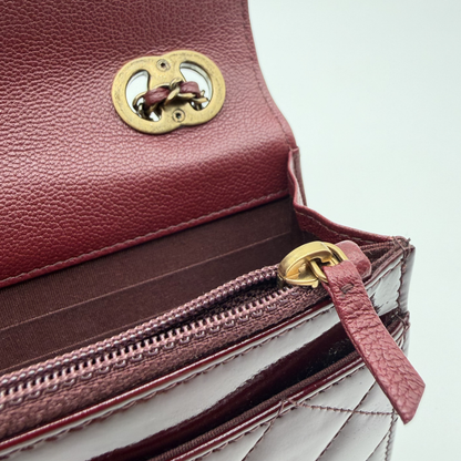 Chanel – Wallet on Chain Cuir Vernis Rouge Bordeaux