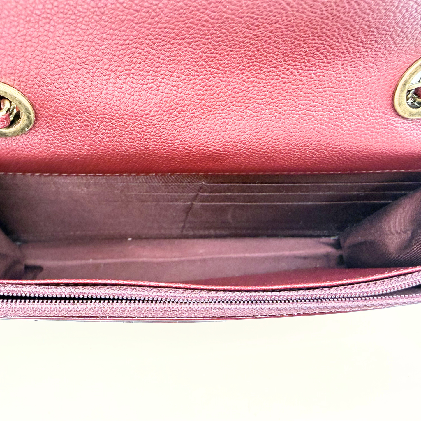 Chanel – Wallet on Chain Cuir Vernis Rouge Bordeaux