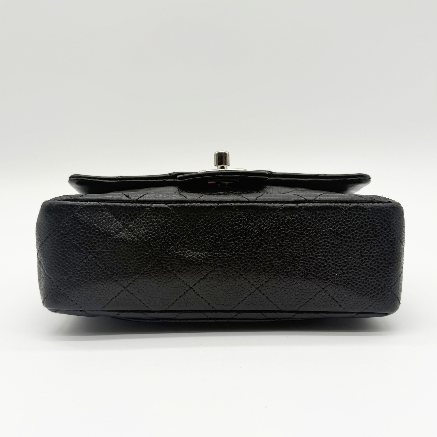 Chanel – Mini Timeless Matelassé 20 cm Cuir Caviar Noir