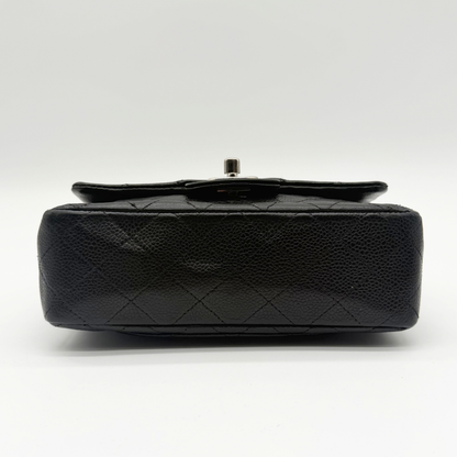 Chanel – Mini Timeless Matelassé 20 cm Cuir Caviar Noir