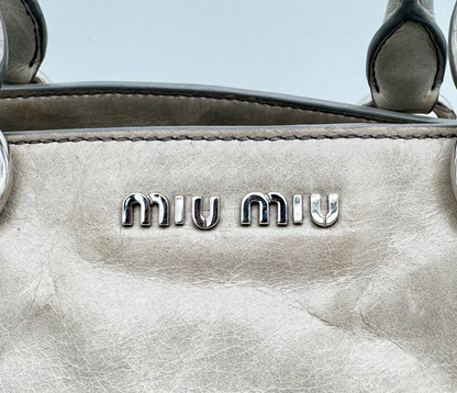Miu Miu – Sac à Main en Cuir Taupe avec Bandoulière