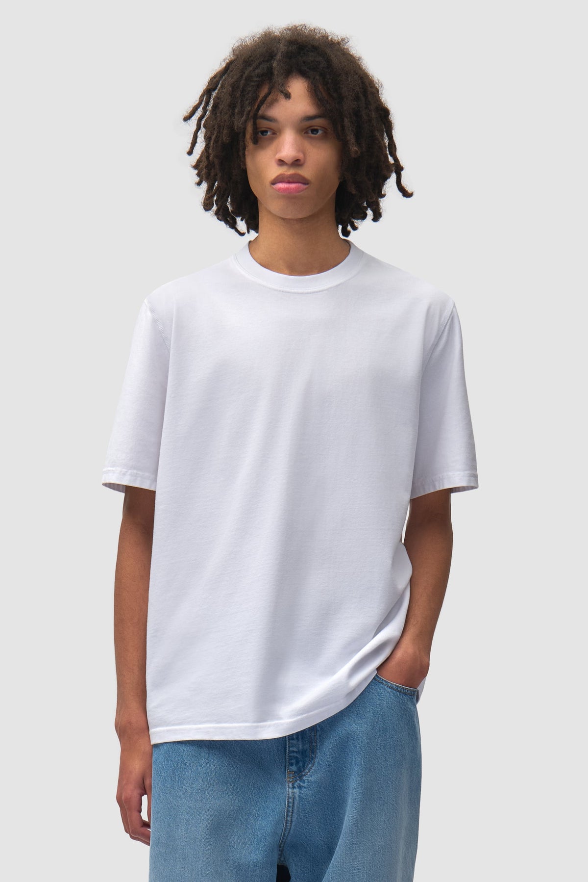 T-shirt Emblem blanc Arte Antwerp porté