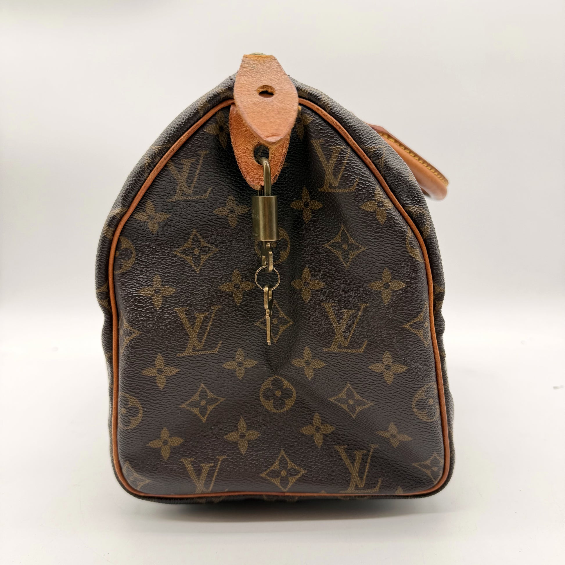 Louis Vuitton Speedy 30 Toile Monogram - côté avec cadenas et clés