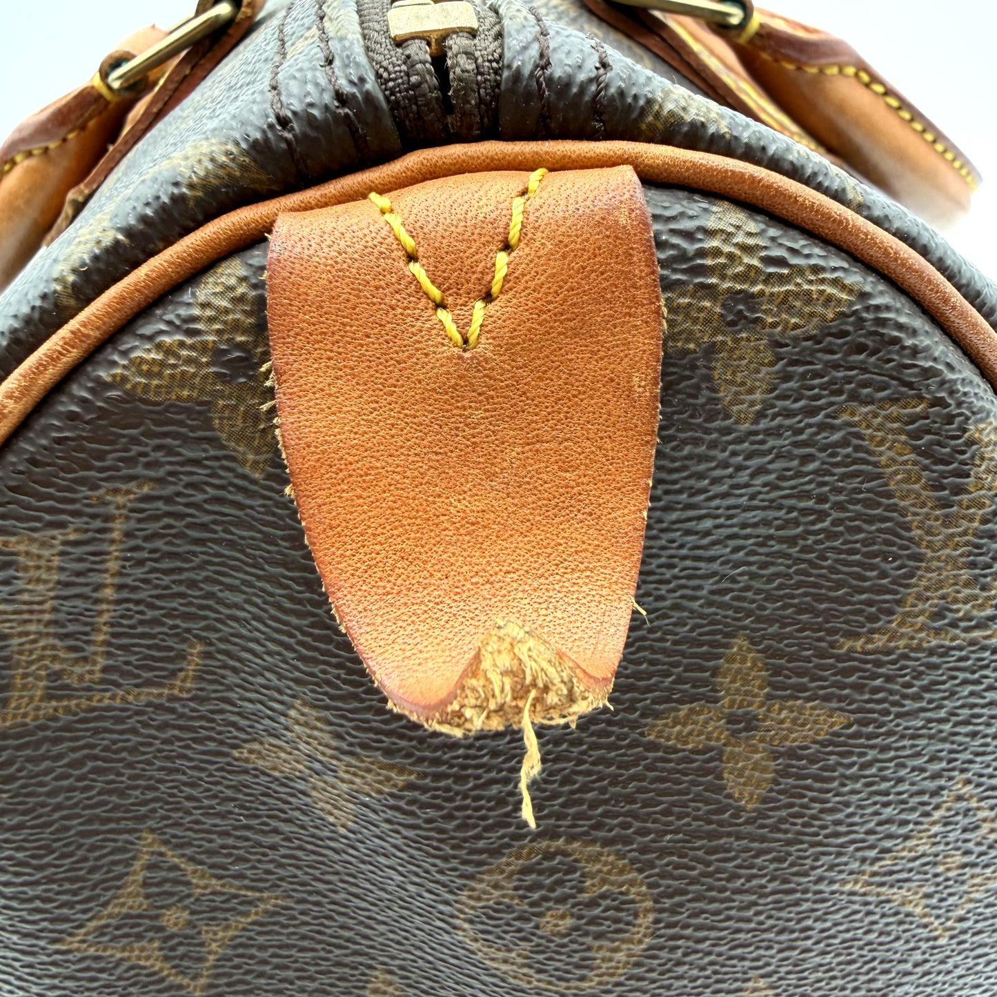 Louis Vuitton Speedy 30 Toile Monogram - détail languette latérale patinée