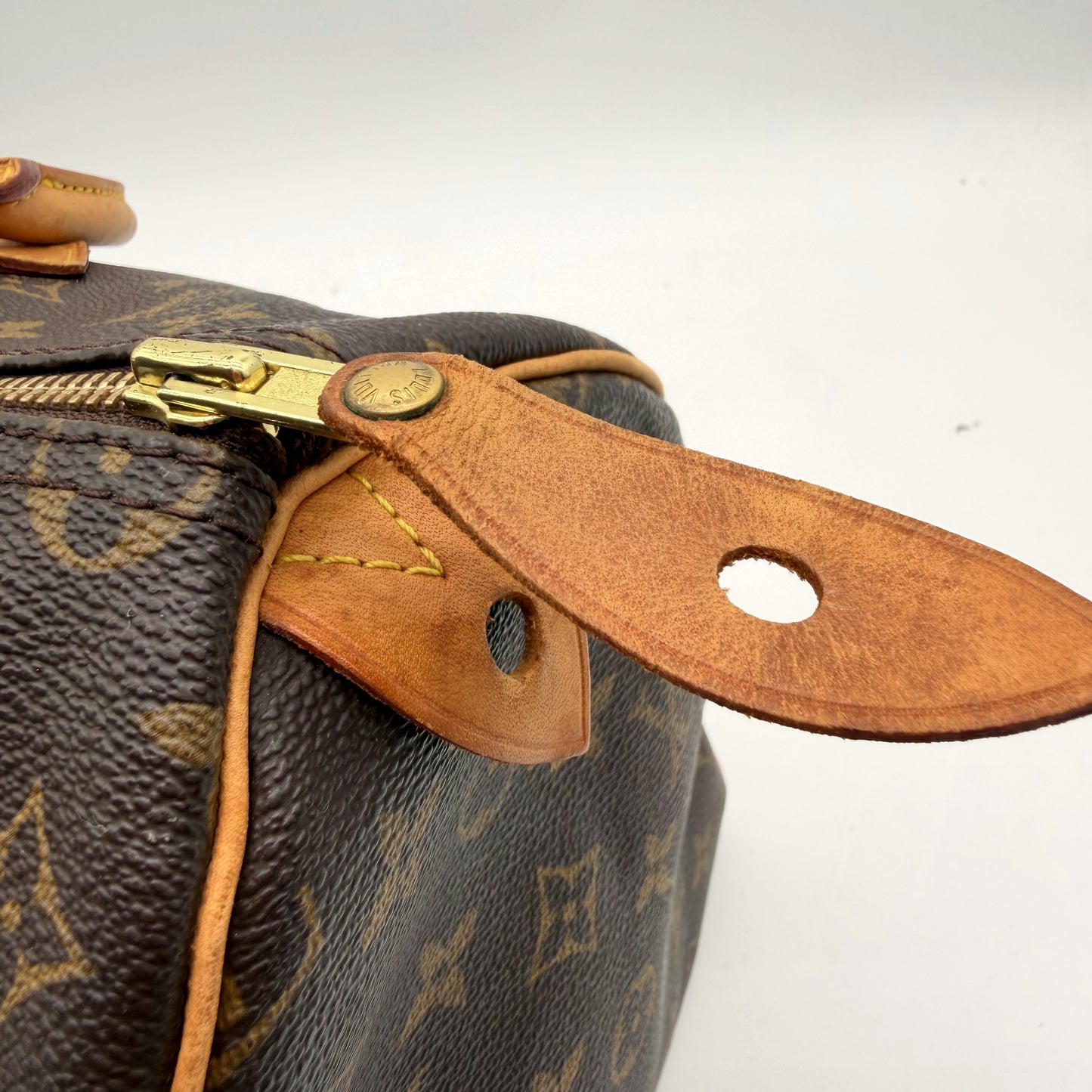 Louis Vuitton Speedy 35 Toile Monogram - détail zip et languette cuir patiné