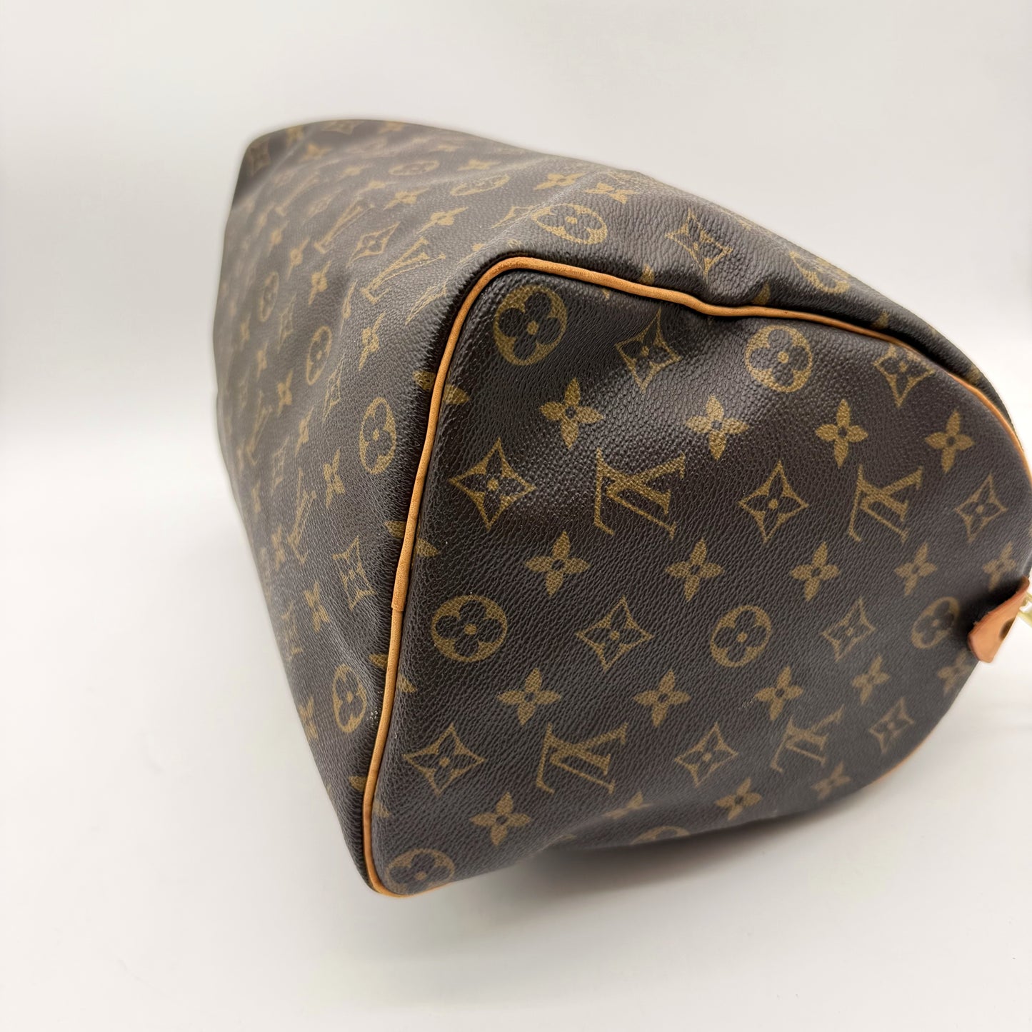 Louis Vuitton Speedy 35 Toile Monogram - dessous et angle passepoil