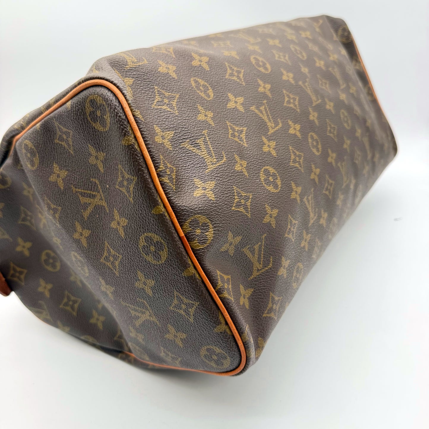 Louis Vuitton Speedy 40 toile Monogram - angle base et coin opposé