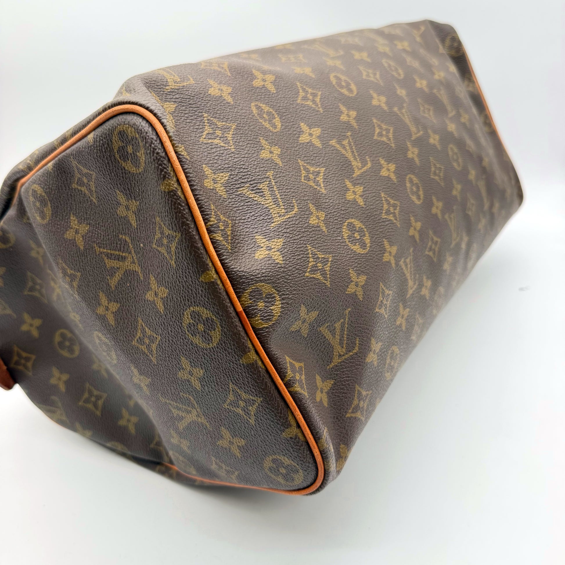 Louis Vuitton Speedy 40 toile Monogram - angle base et coin opposé