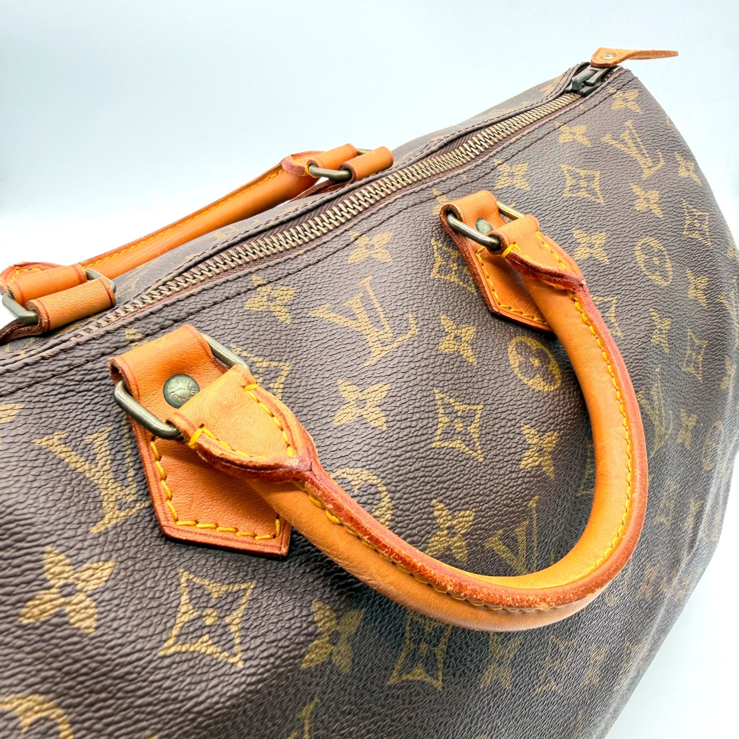 Louis Vuitton Speedy 40 - vue en angle anses et fermeture zip
