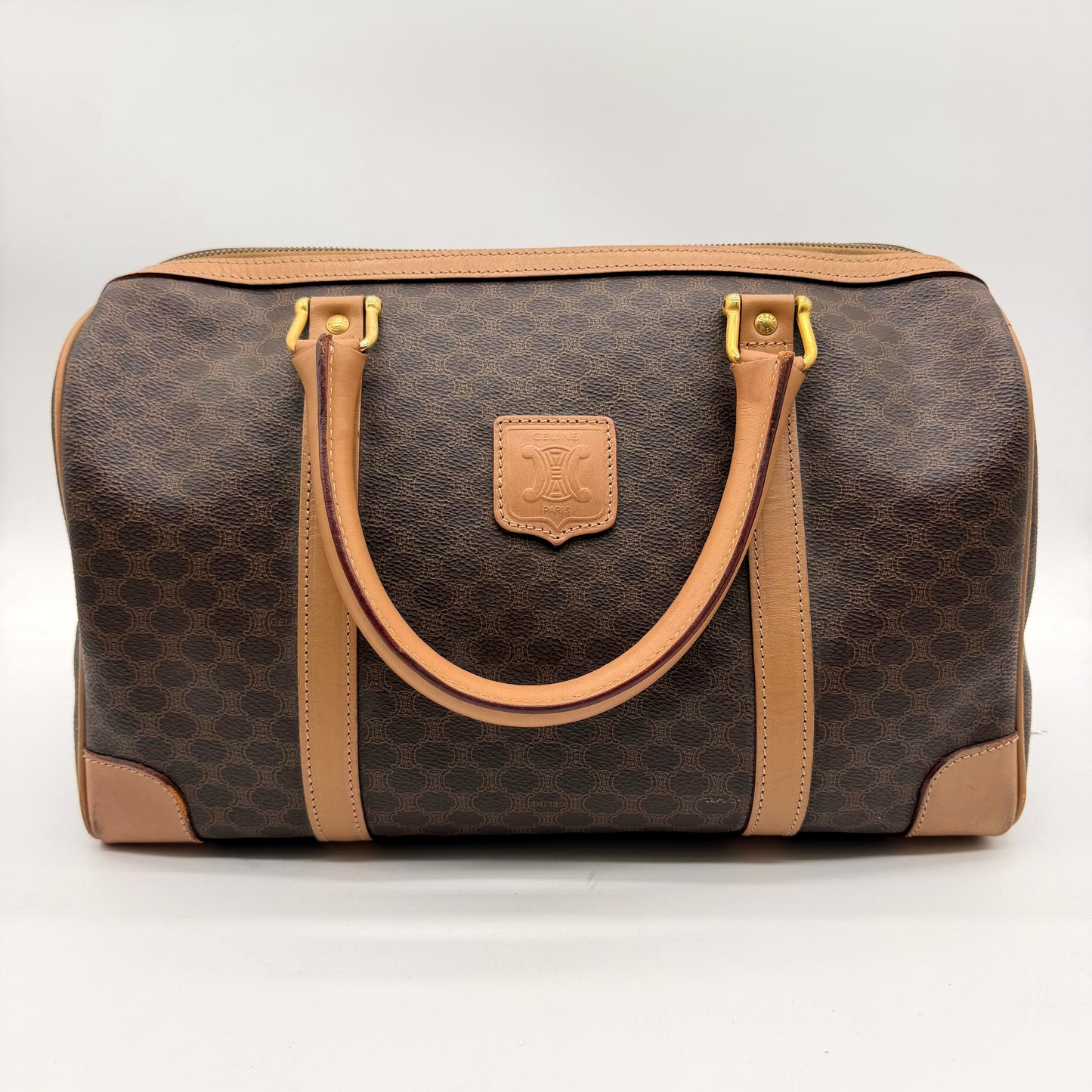 Céline Boston 35 toile Macadam et cuir naturel - vue avant écusson Triomphe