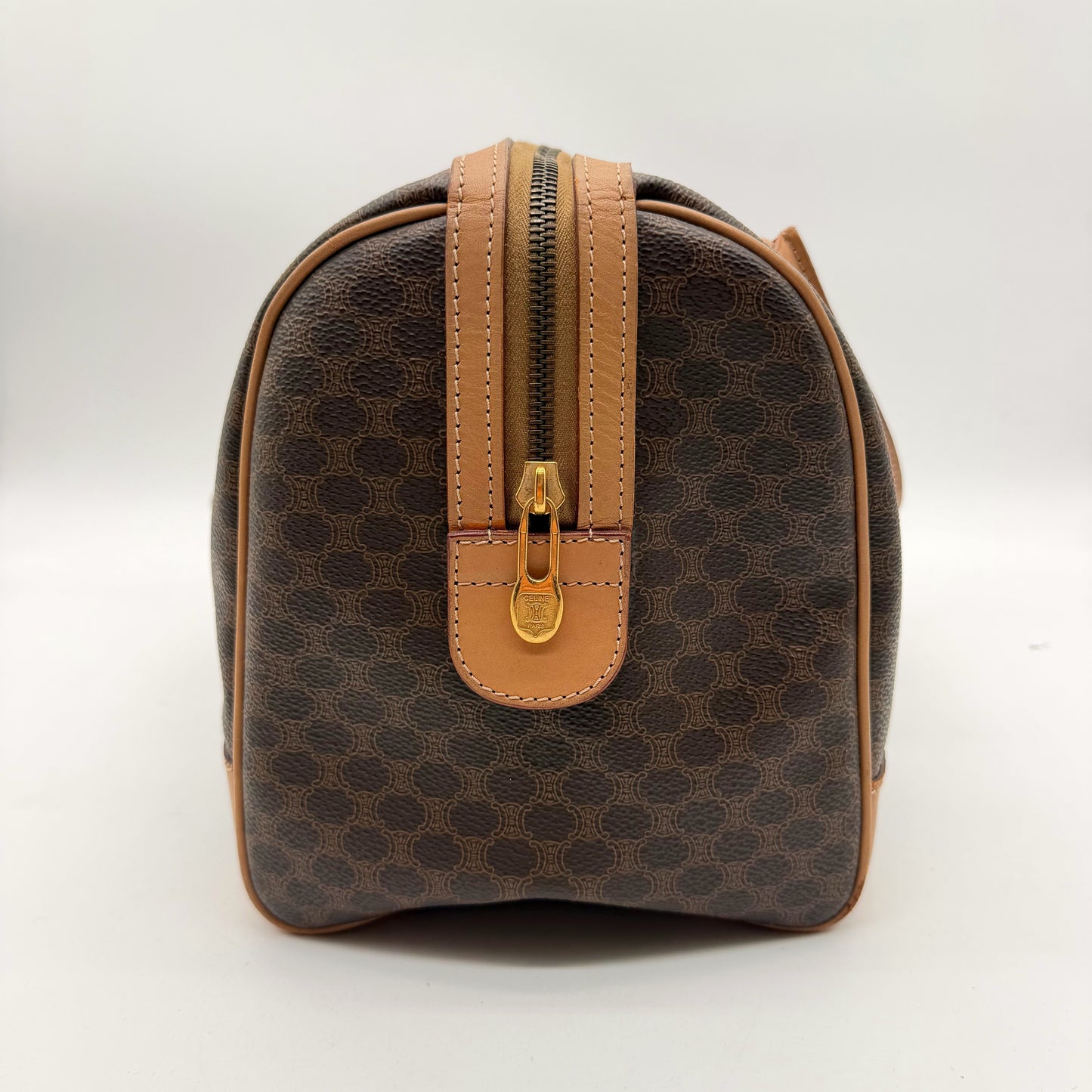 Céline Boston 35 toile Macadam - vue de côté languette cuir et zip