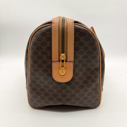 Céline Boston 35 toile Macadam - vue de côté languette cuir et zip