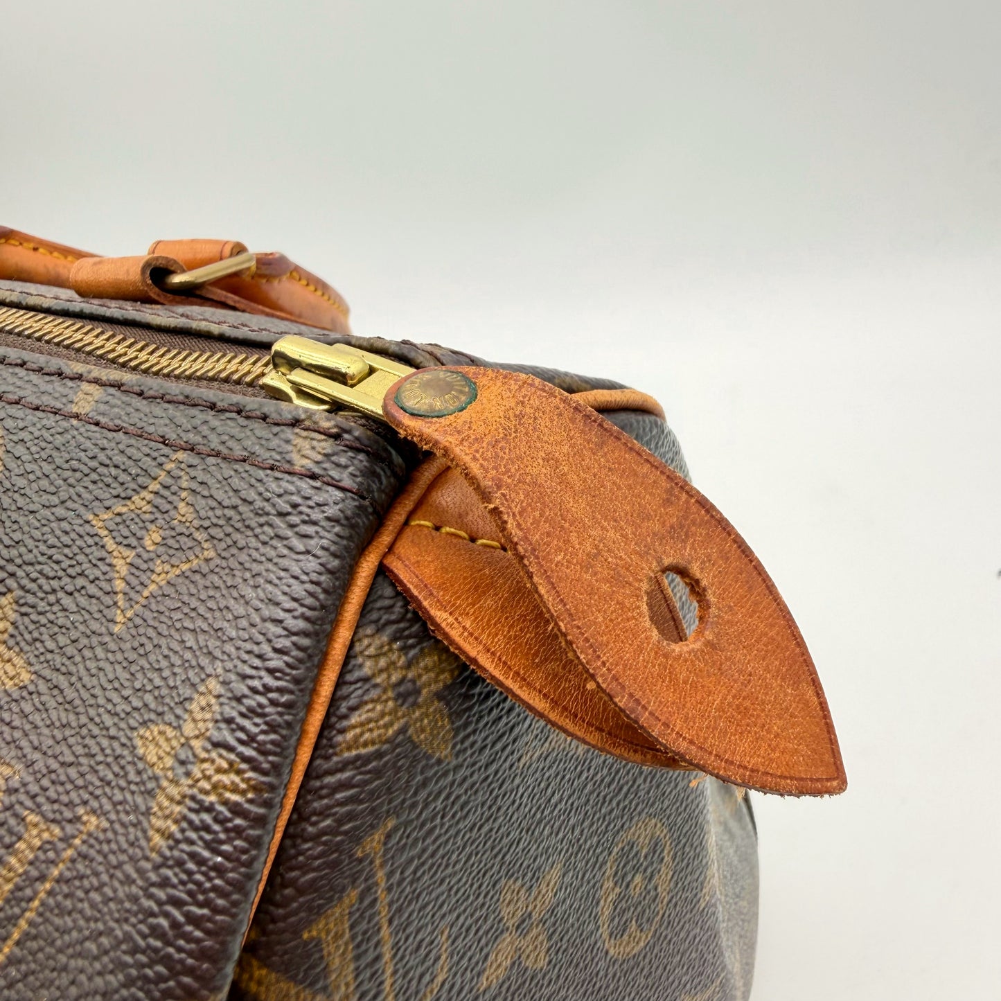 Louis Vuitton Speedy 30 - détail languette zip cuir naturel