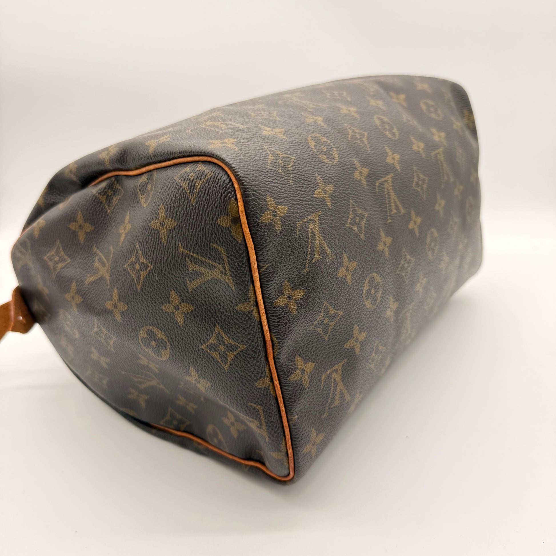 Louis Vuitton Speedy 30 toile Monogram - angle base et coin opposé