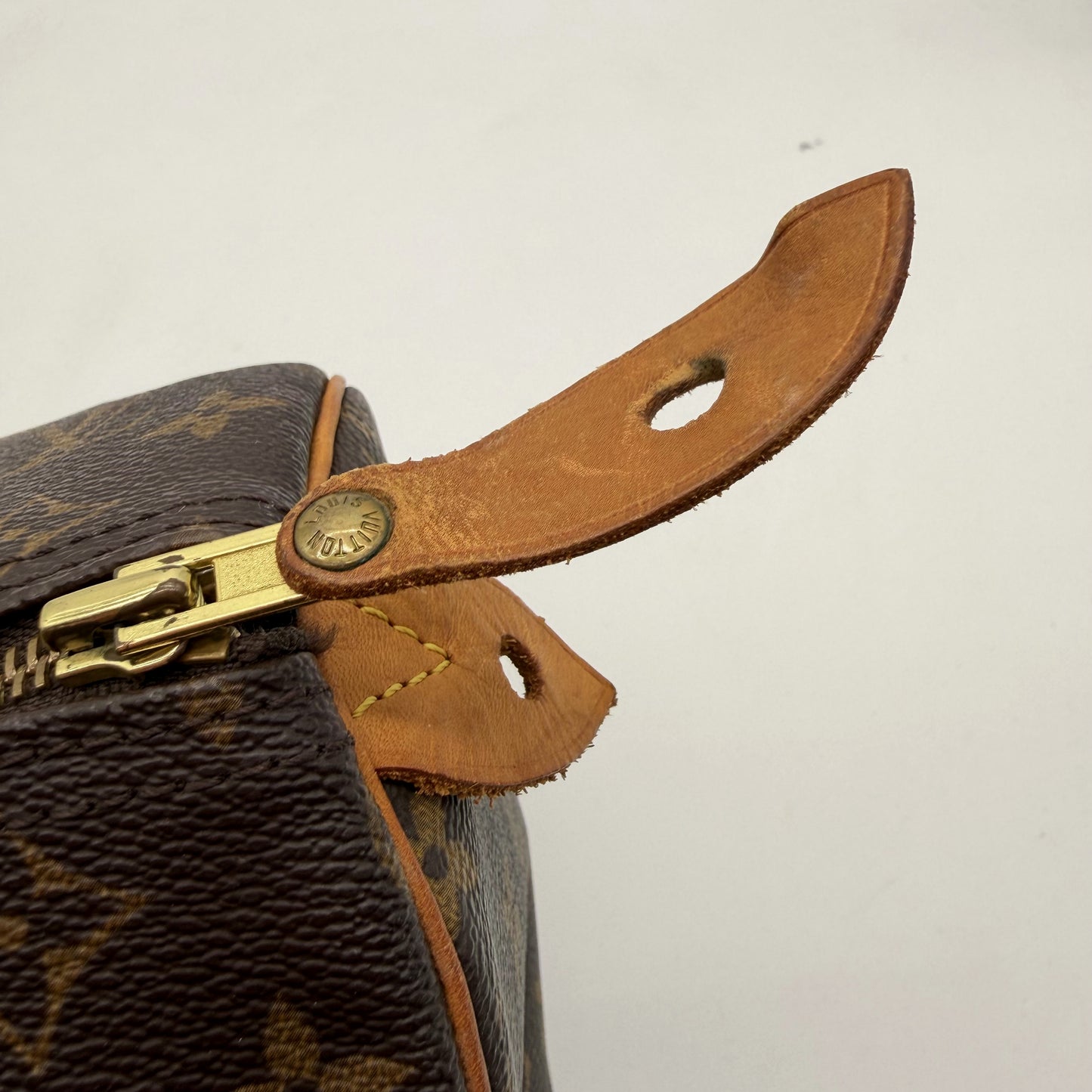 Louis Vuitton Speedy 30 - détail fermeture zip laiton doré et tirette cuir