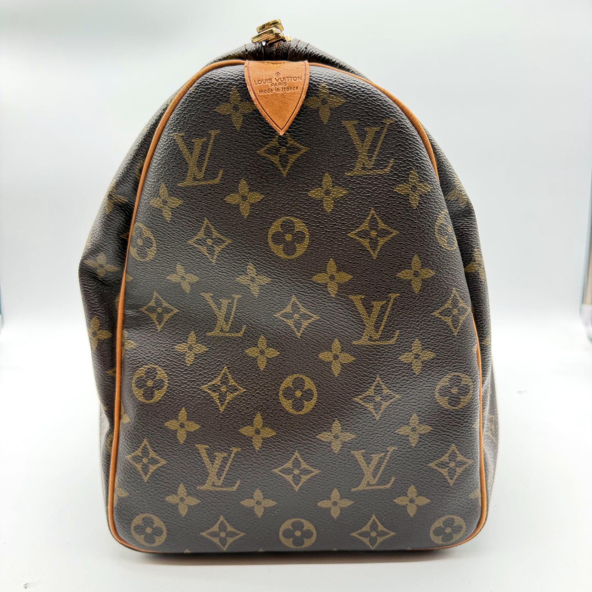 Louis Vuitton Keepall 45 Toile Monogram - côté avec cachet Louis Vuitton Paris made in France