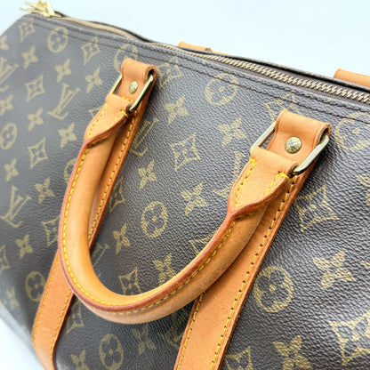Louis Vuitton Keepall 45 Toile Monogram - détail attaches laiton doré et anses