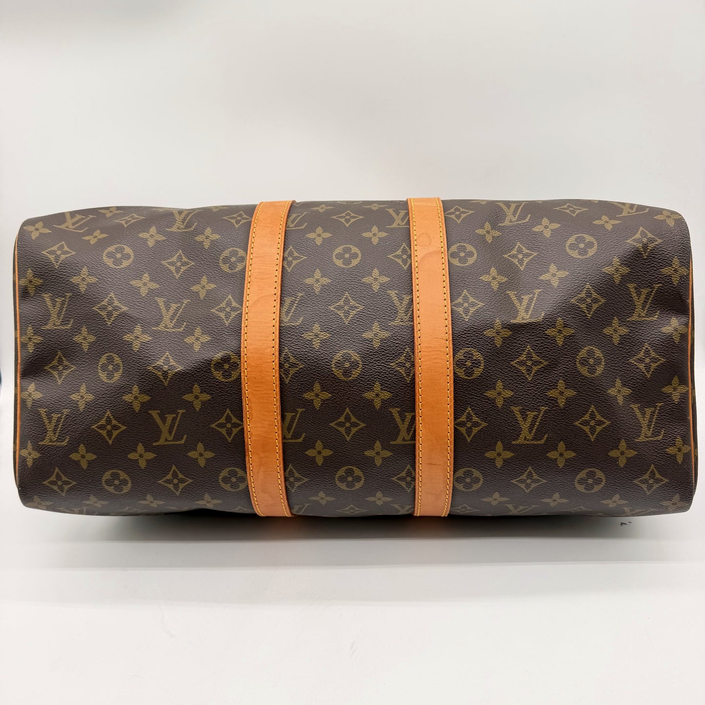 Louis Vuitton Keepall 45 Toile Monogram - vue de dessous avec bandes cuir
