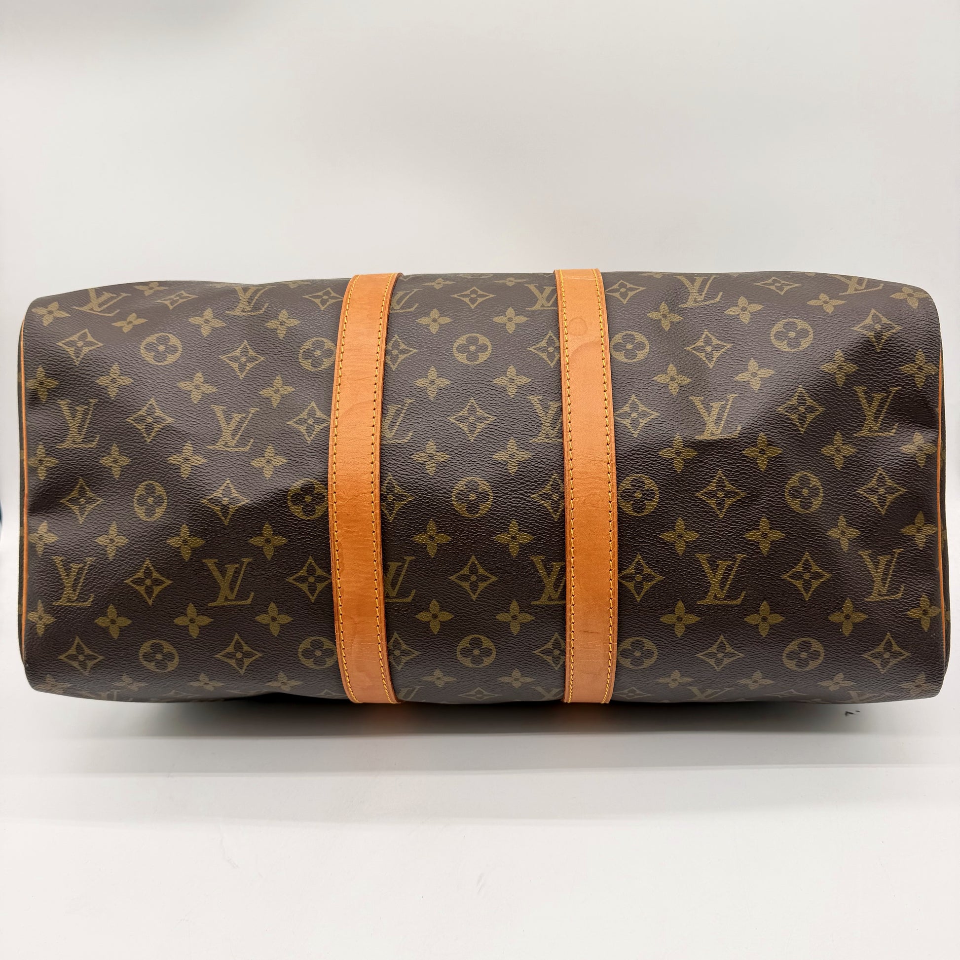 Louis Vuitton Keepall 45 Toile Monogram - vue de dessous avec bandes cuir