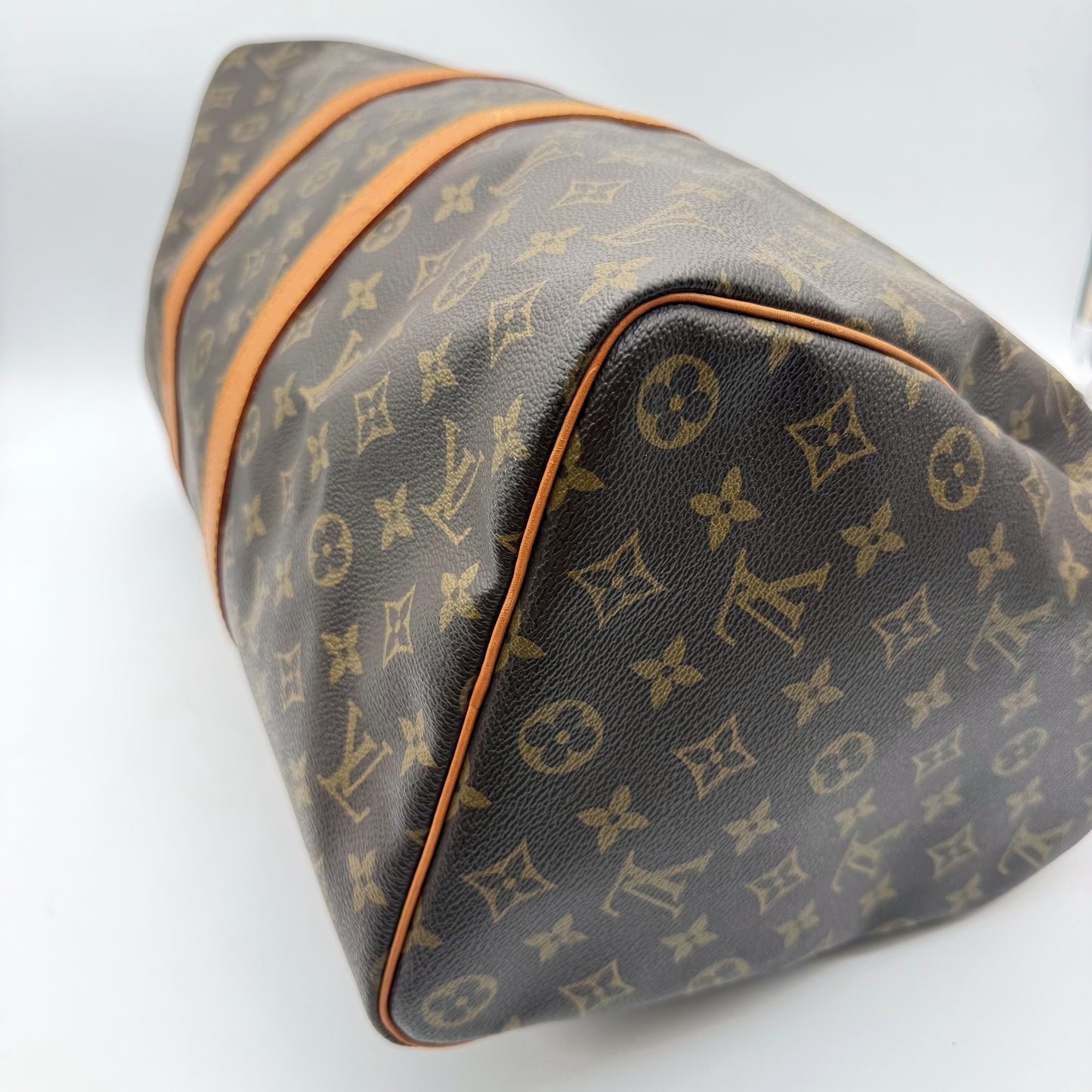 Louis Vuitton Keepall 45 Toile Monogram - dessous et angle passepoil