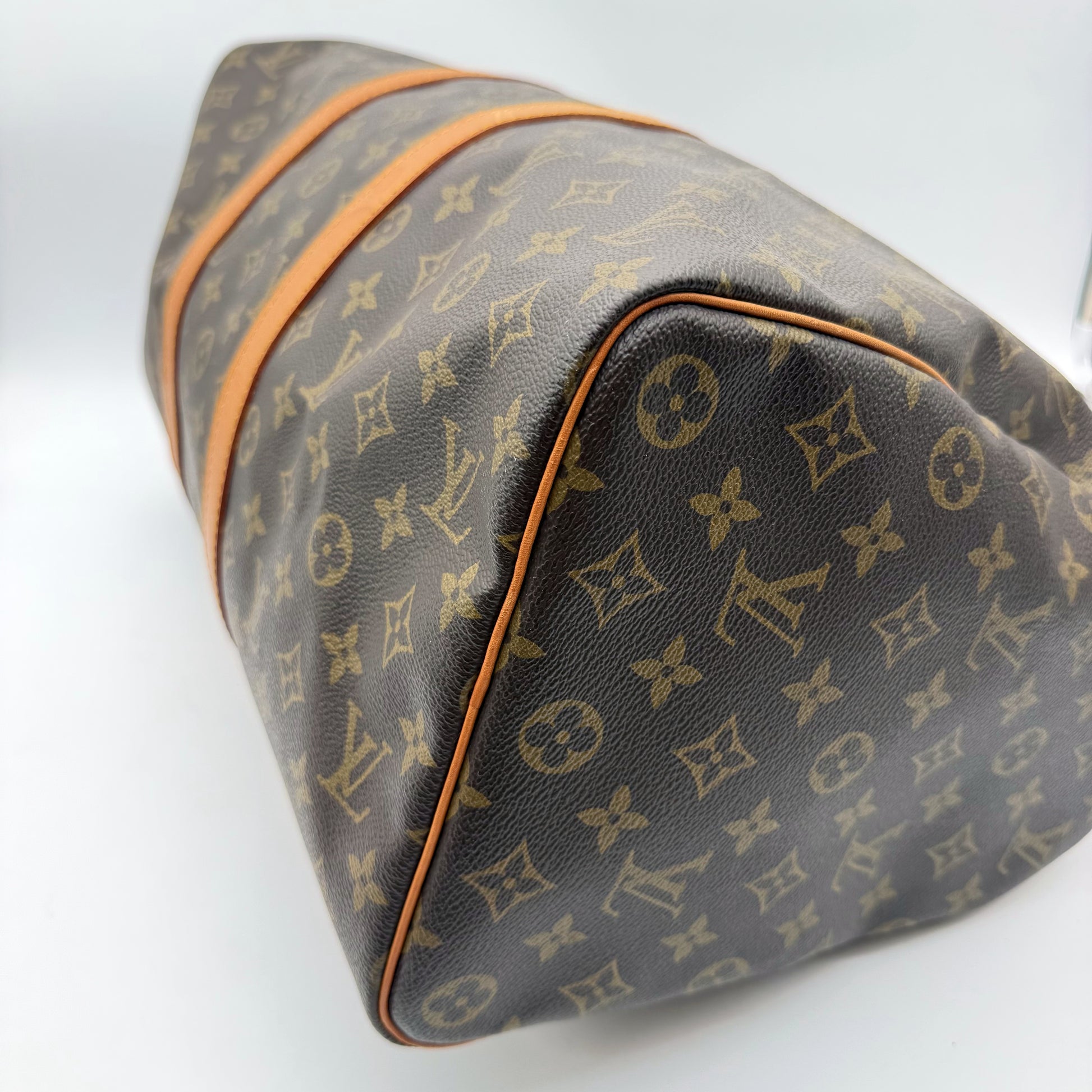 Louis Vuitton Keepall 45 Toile Monogram - dessous et angle passepoil
