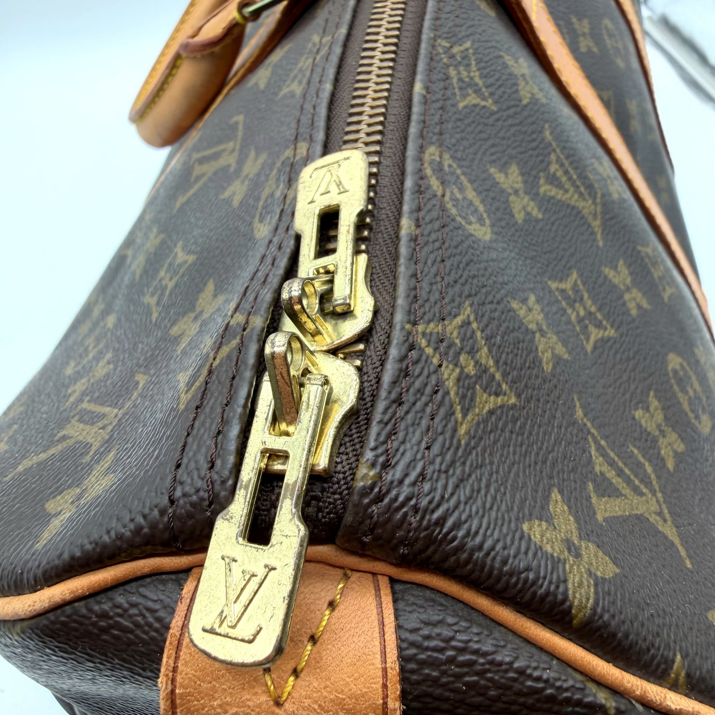 Louis Vuitton Keepall 45 Toile Monogram - détail curseurs zip gravés LV