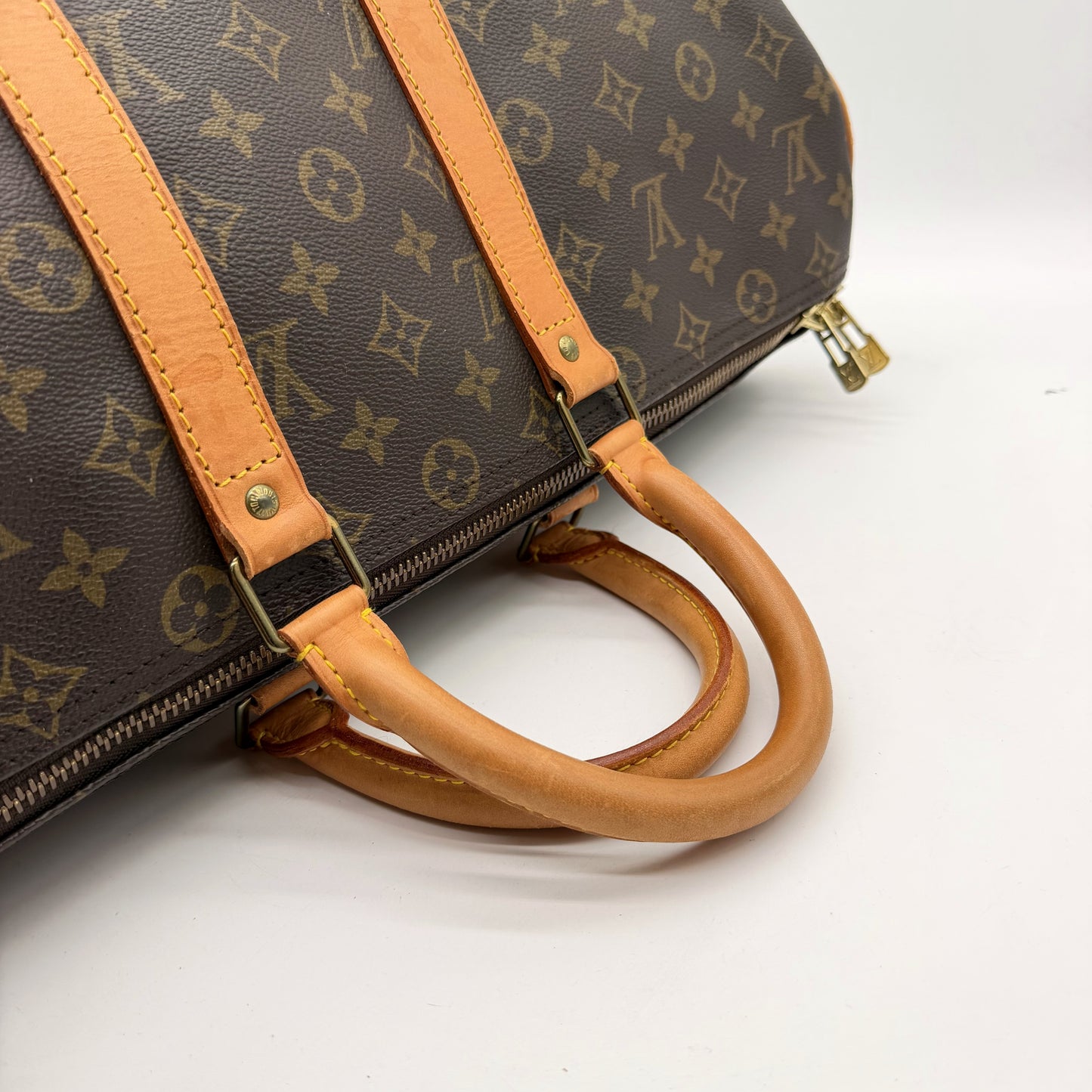 Louis Vuitton Keepall 45 Toile Monogram - détail poignées cuir vachette patine miel