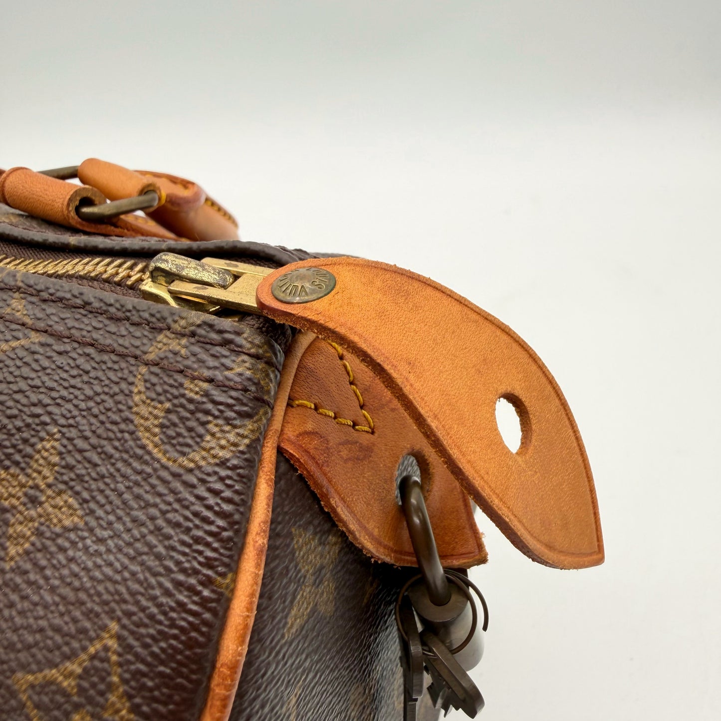 Louis Vuitton Speedy 25 - détail languette zip avec clochette et clés
