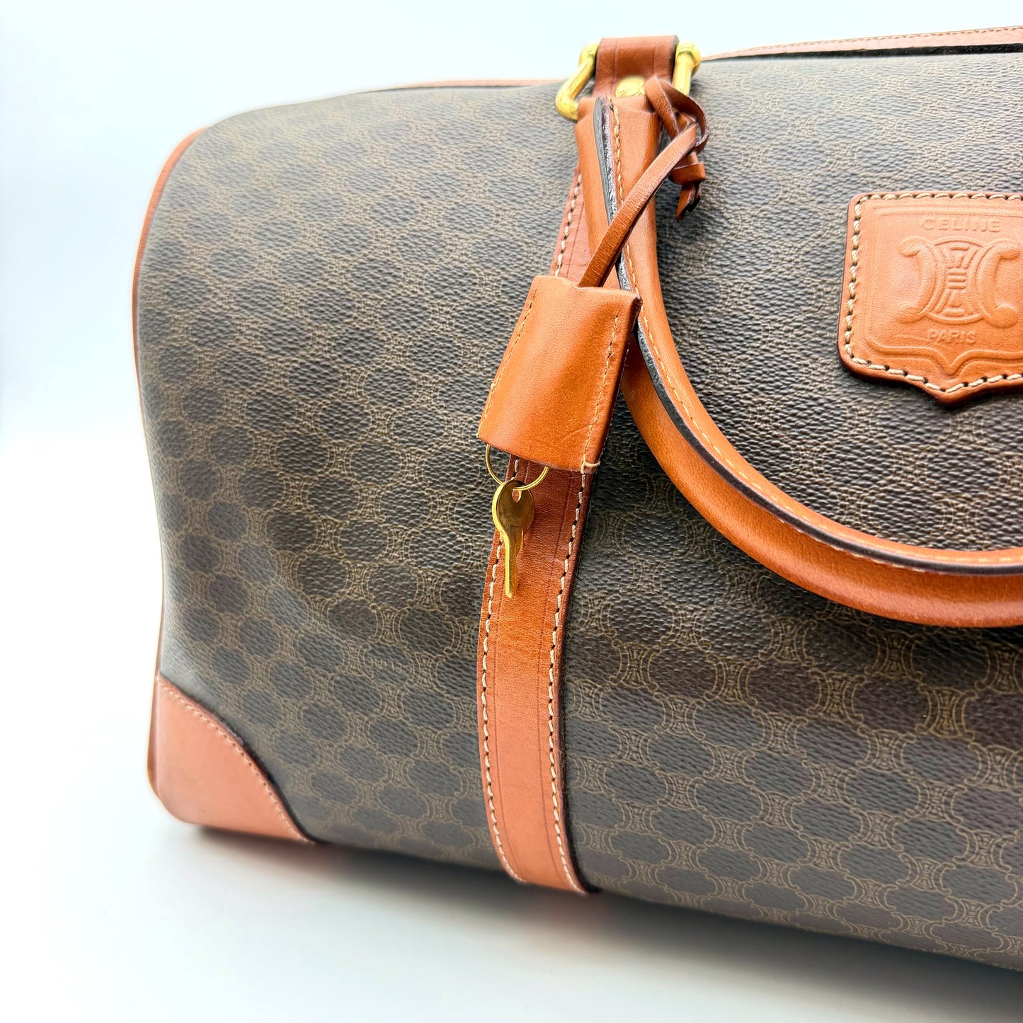 Céline Boston 40 - vue en angle cadenas et clochette