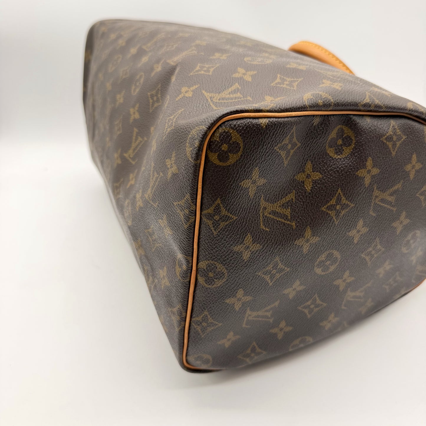 Louis Vuitton Speedy 40 Toile Monogram - base et coins, passepoil cuir