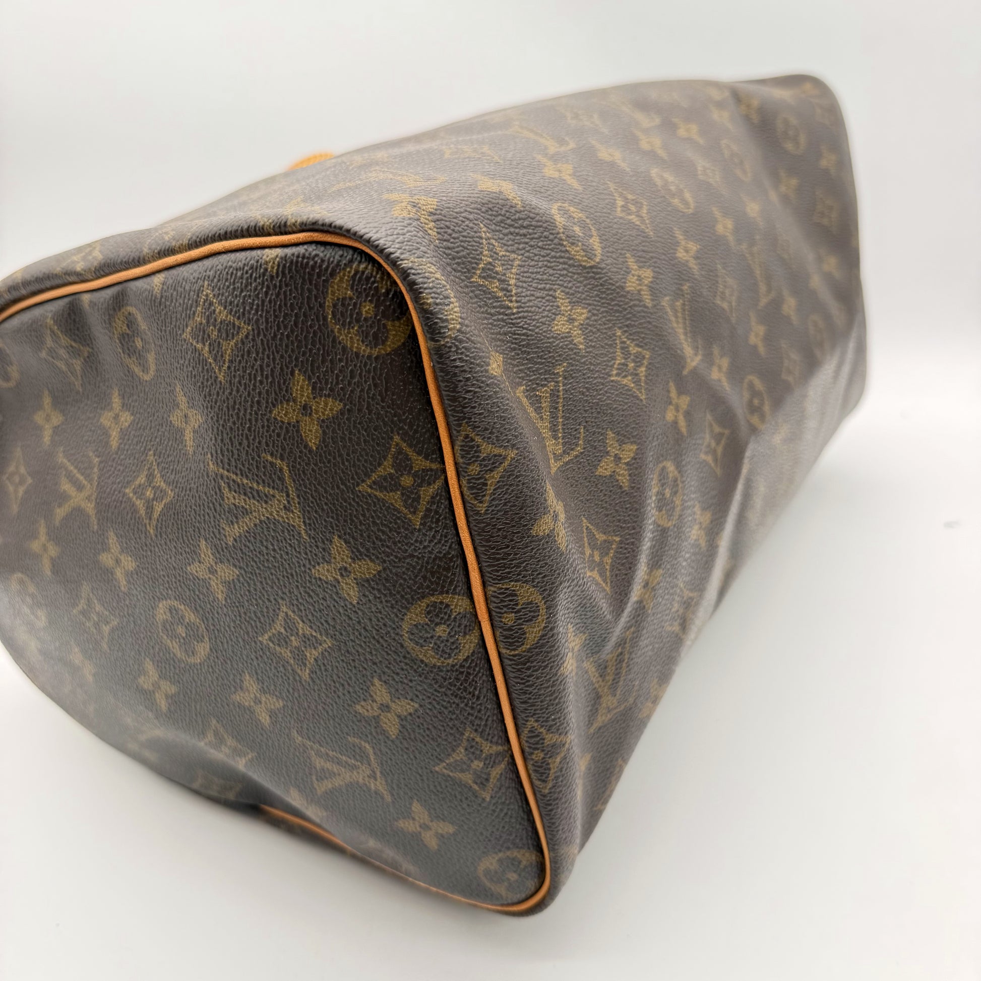 Louis Vuitton Speedy 40 Toile Monogram - angle base, état des coins
