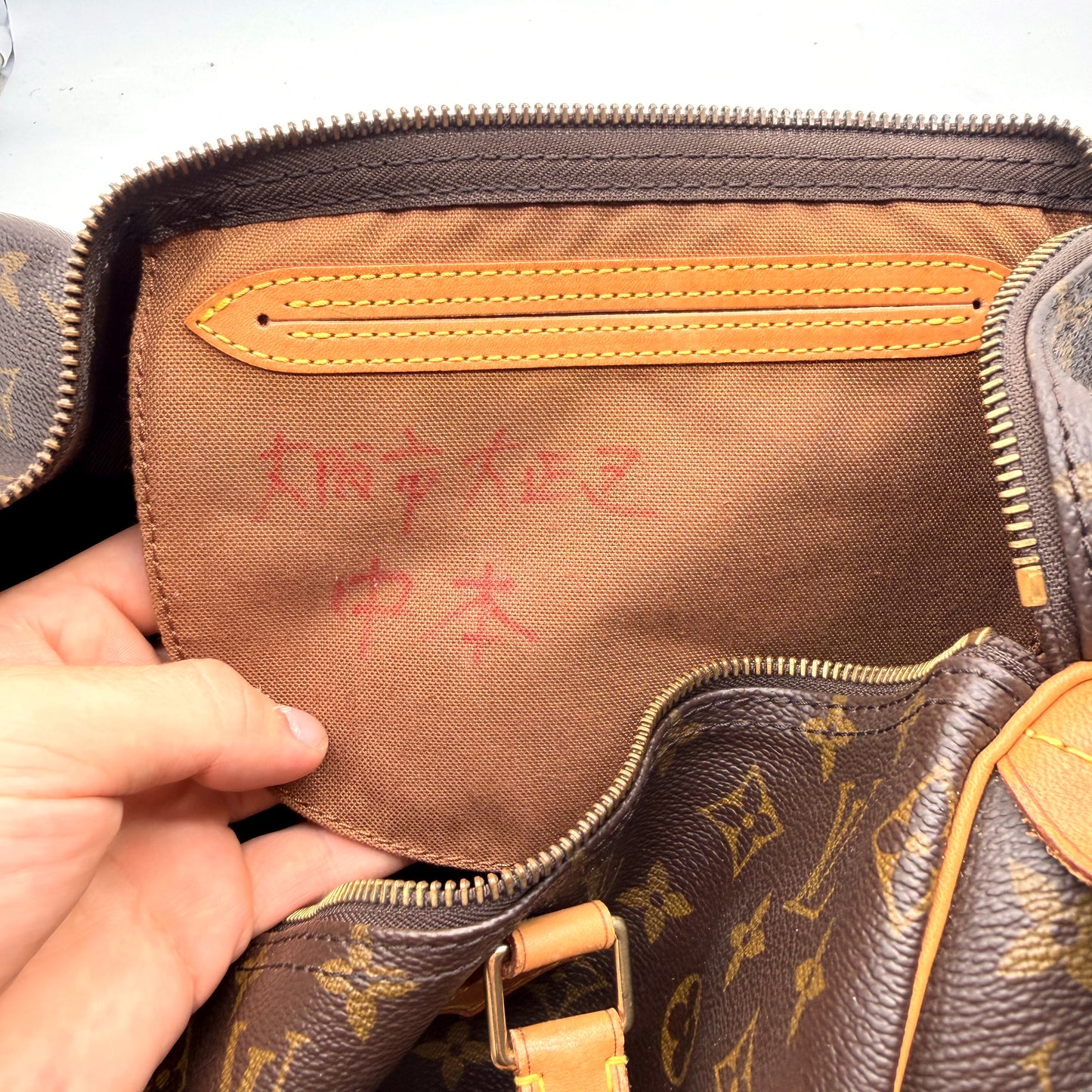 Louis Vuitton Speedy 40 - pochette intérieure avec inscription japonaise de l'ancien propriétaire