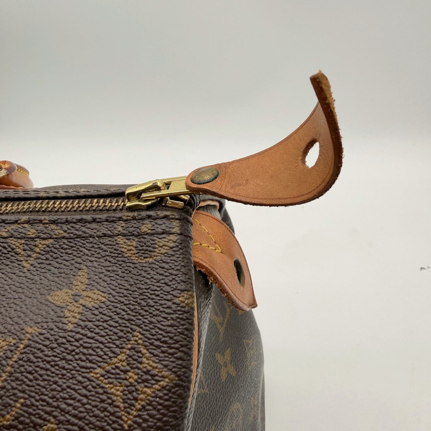 Louis Vuitton Speedy 35 - détail fermeture zip laiton doré et tirette cuir