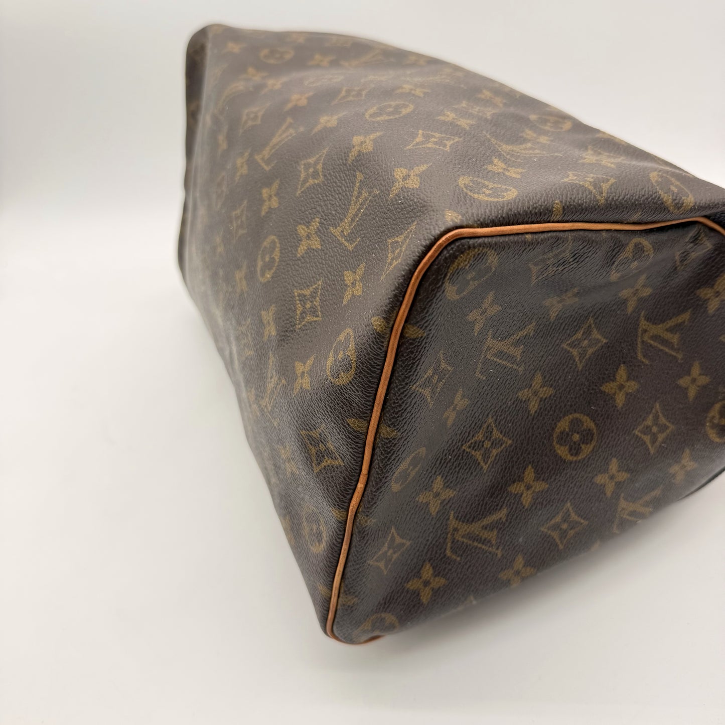 Louis Vuitton Speedy 35 Toile Monogram - base et coins, passepoil cuir