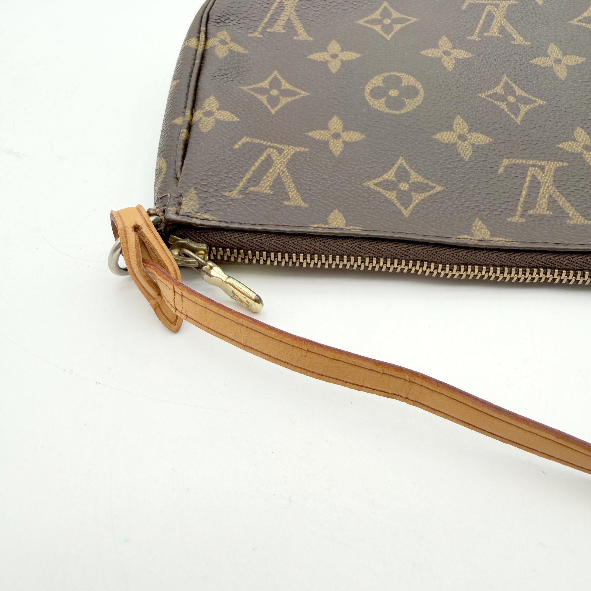 Louis Vuitton Pochette Accessoires Monogram - détail fermeture éclair