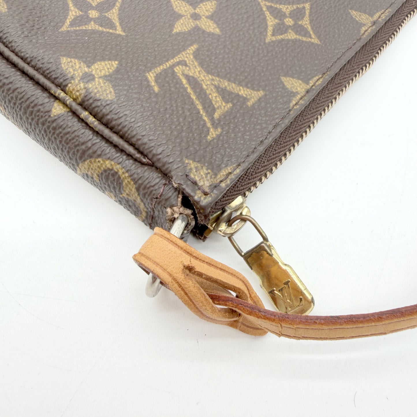 Louis Vuitton Pochette Accessoires Monogram - détail tirette et attache dorée